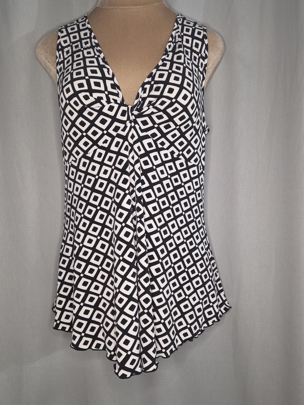 Michael Kors Black and White Geometric Sleeveless V-Neck Top Size Medium